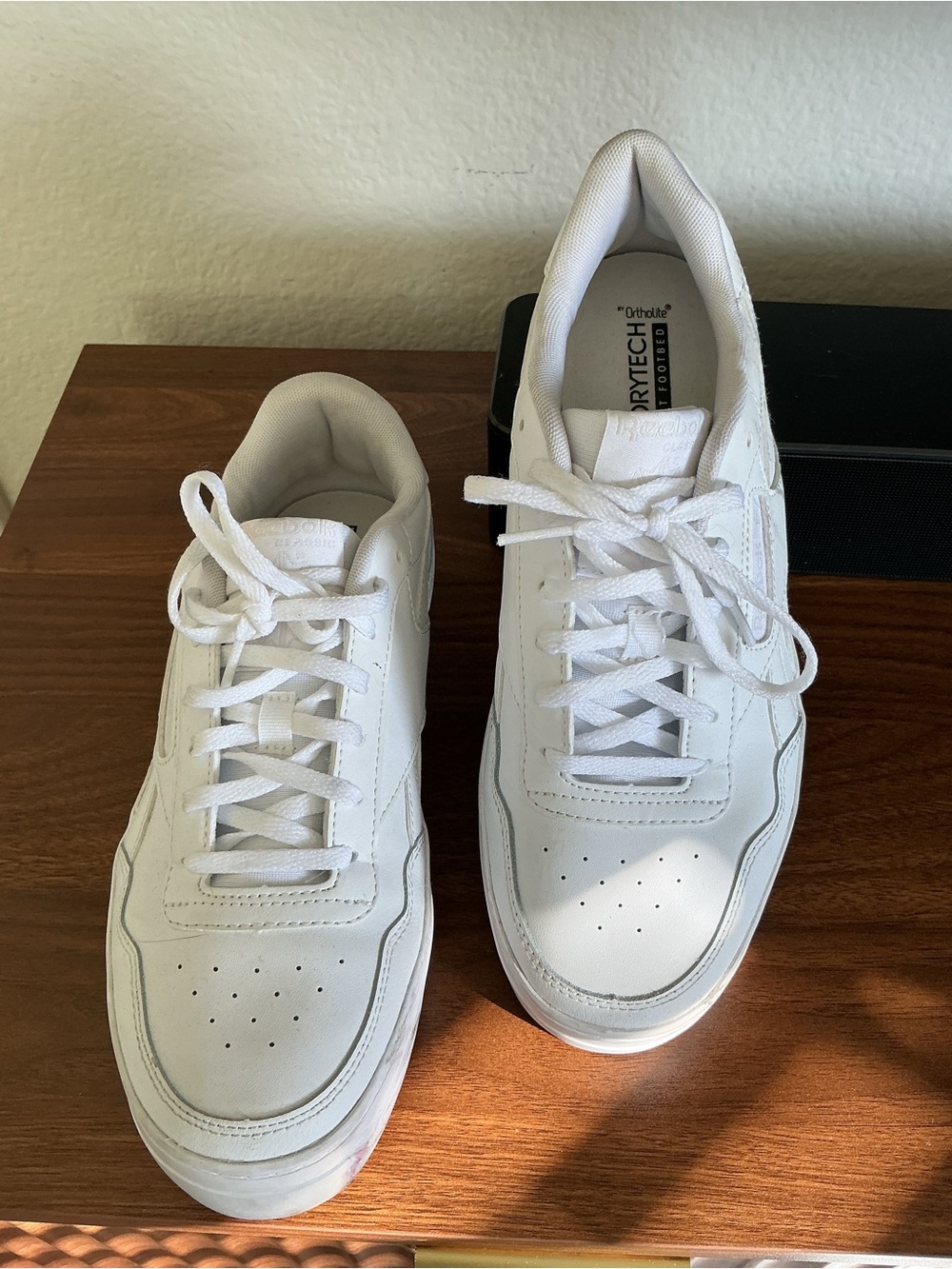 Reebok White women's Leather Low-Top Sneakers